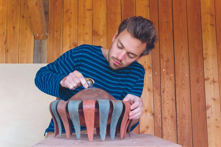 Mit seinen 26 Jahren arbeitet der Bildhauer Paul Diestel in seiner eigenen Werkstatt. 