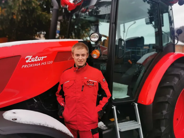 Sebastian Eckardt vor einem Traktor