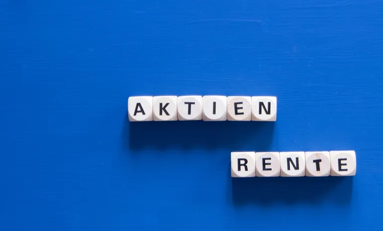 Wort "Aktienrente" auf blauem Hintergrund.
