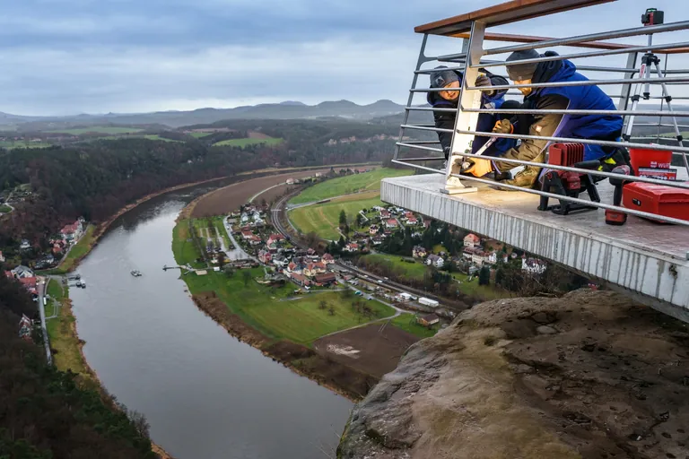 Handwerker reparieren Bastei-Aussichtsplattform