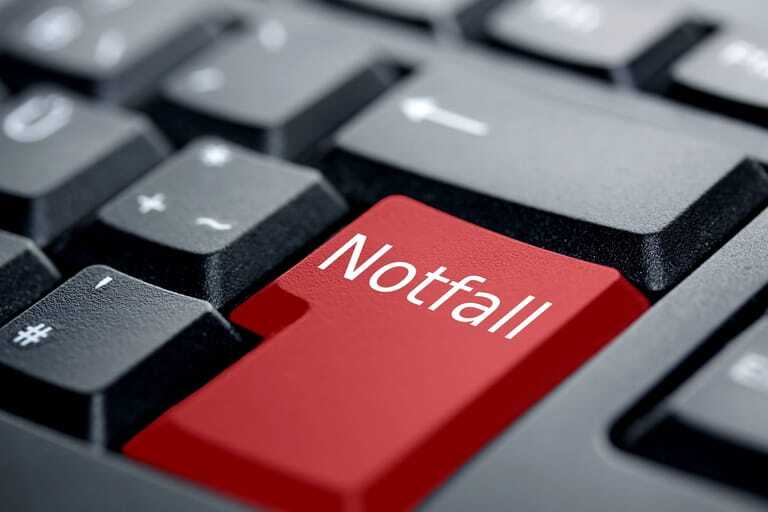 "Notfall"-Taste in Rot auf Tastatur.