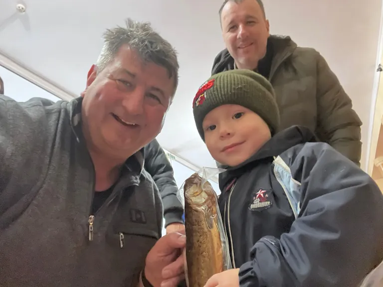 Rainer Dietel mit seinem leiblichen Sohn Felix, Adoptivsohn Sasan und Pflegesohn Ruslan aus der Ukraine. 