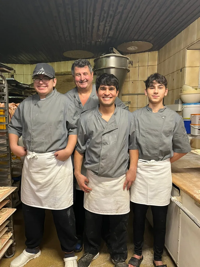 Rainer Dietel mit seinem leiblichen Sohn Felix, Adoptivsohn Sasan und Pflegesohn Ruslan aus der Ukraine. 