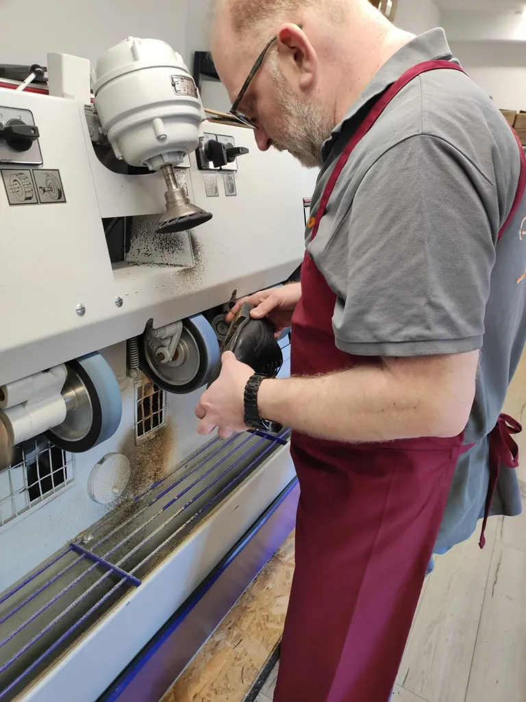 Sven Laatsch repariert Schuhe