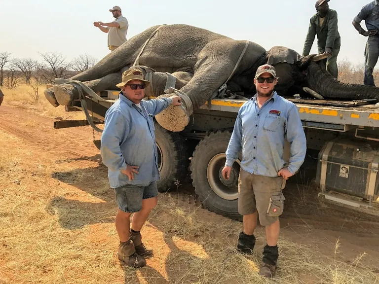 Marco und Heinz B&uuml;ttner vor LKW mit Elefant