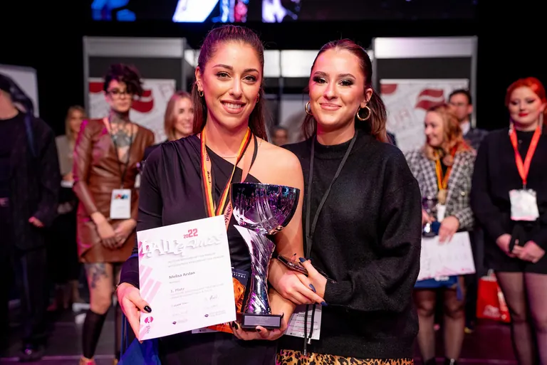 Melisa Arslan mit Pokal