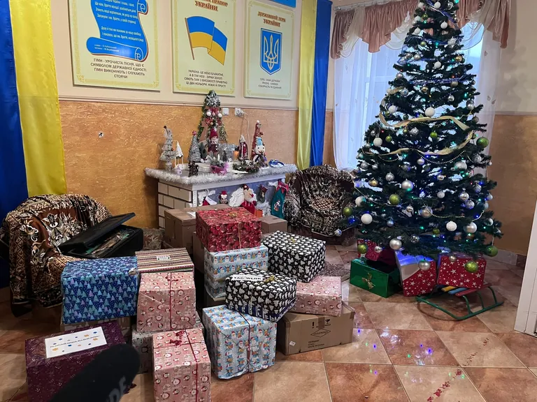 Die Pakete sind gepackt und bereit, um in die Ukraine gebracht zu werden.