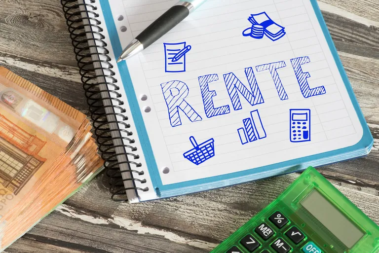 Geldscheine, Taschenrechner und Notizblock mit Aufschrift "Rente".