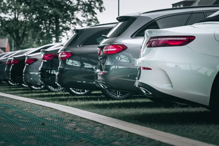 Autos parken nebeneinander.