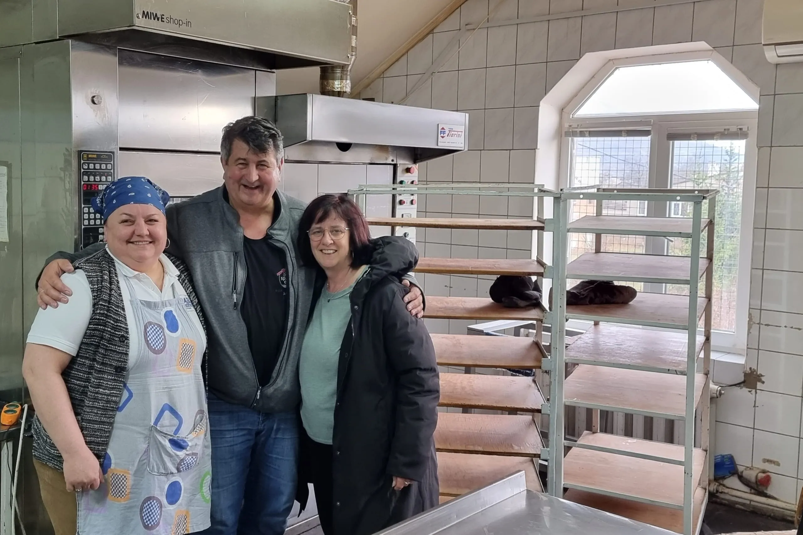 Tatjana Pekar (li) führt Reiner Dietl (Mitte) und Marianne Wagner (re) durch ihre Backstube.