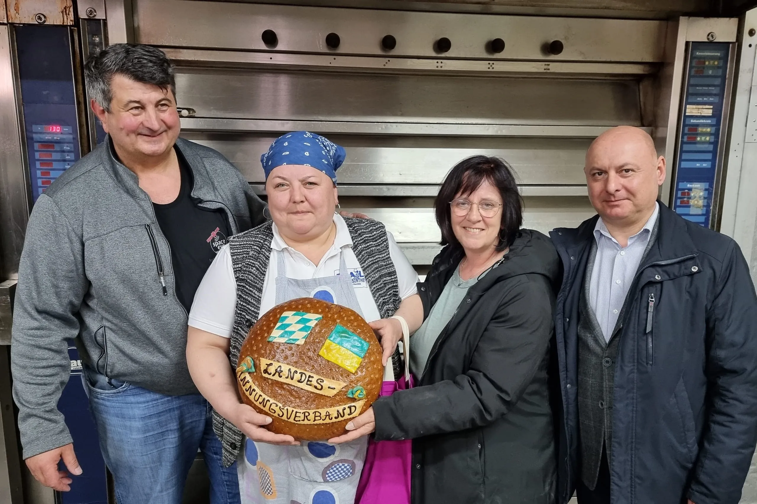 Die Bäckerin Tatjana Pekar freut sich über die Grüße aus Bayern. V.l. Reiner Dietl, Tatjana Pekar, Marianne Wagner, Bogdan Kyrlyk (Bürgermeister Welykyj Beresnyj).