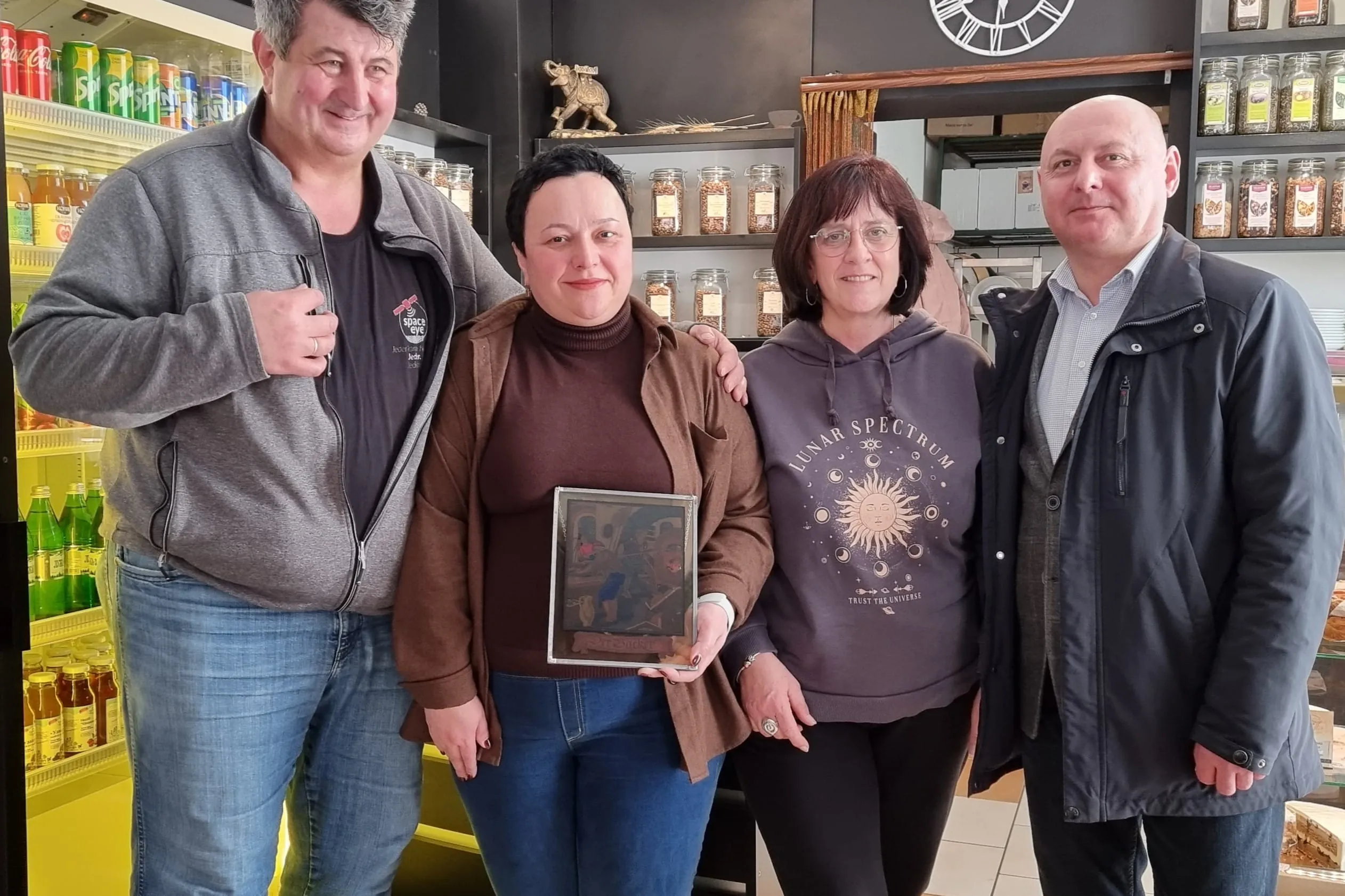 Galyna Repariuk freut sich über den Besuch aus Bayern. V.l. Reiner Dietl, Galyna Repariuk, Marianne Wagner, Bogdan Kyrlyk (Bürgermeister Welykyj Beresnyj).