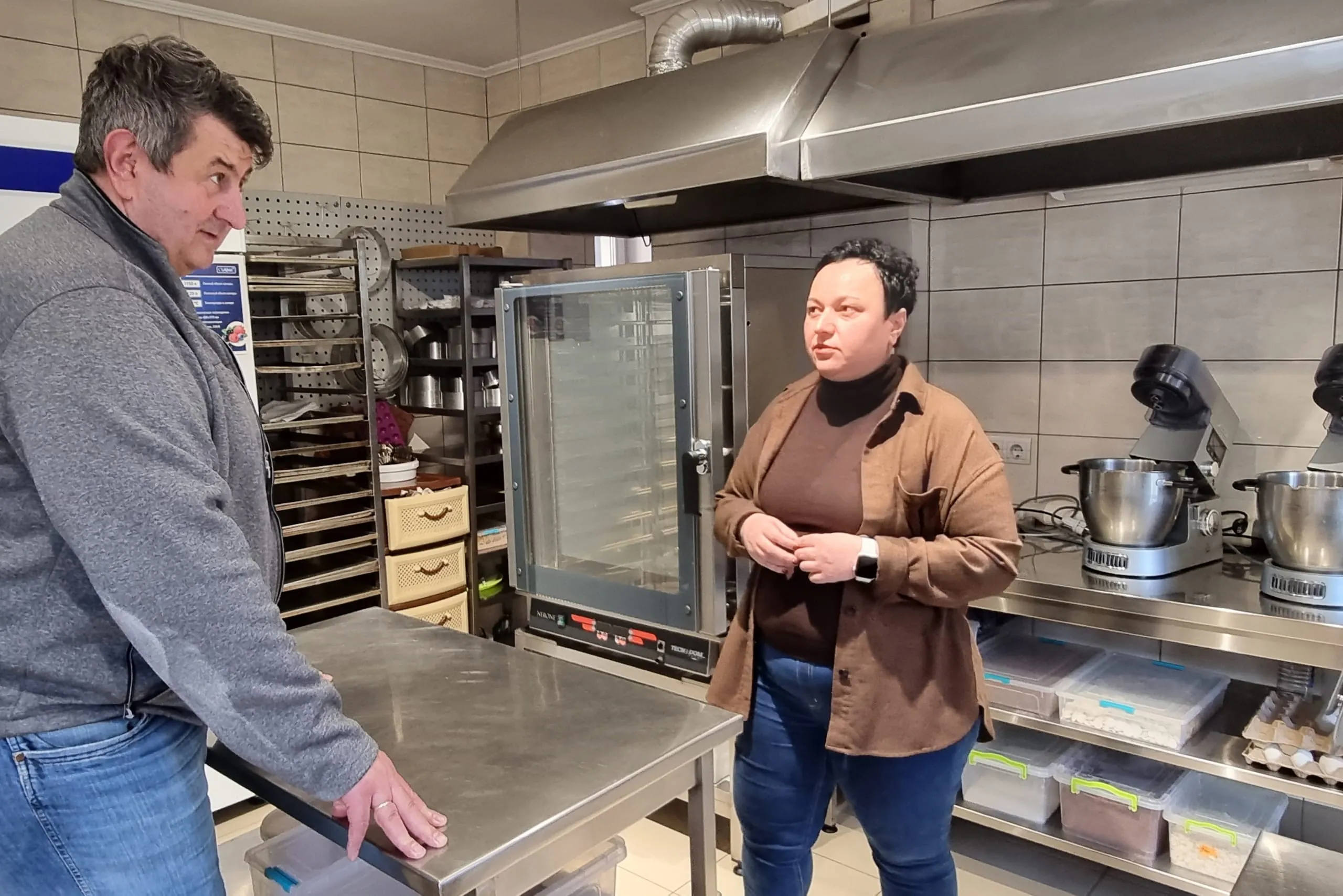 Stolz zeigt Galyna Repariuk ihre kleine Konditorei.