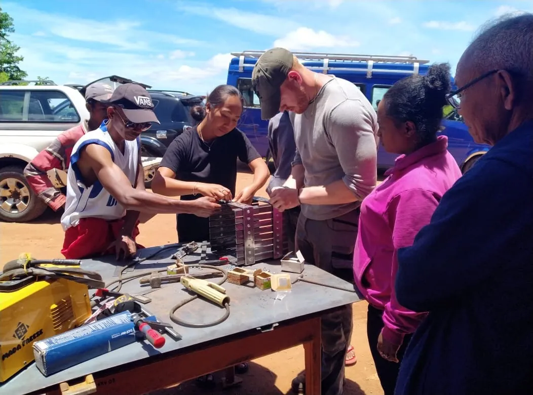 Wie 3 Handwerker in Afrika Hilfe zur Selbsthilfe leisten