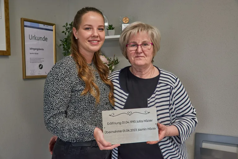 Ein harmonisches Team. Jasmin H&auml;rzer und ihre Oma Jutta H&auml;rzer. 