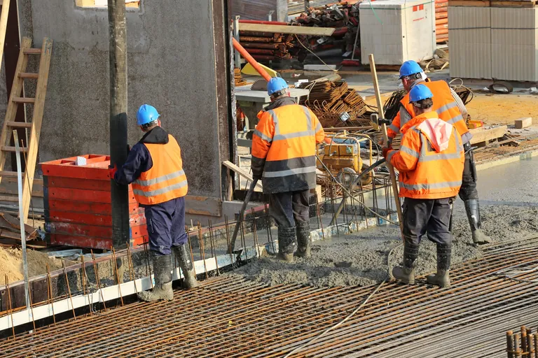 Bauarbeiter beim Betonieren.