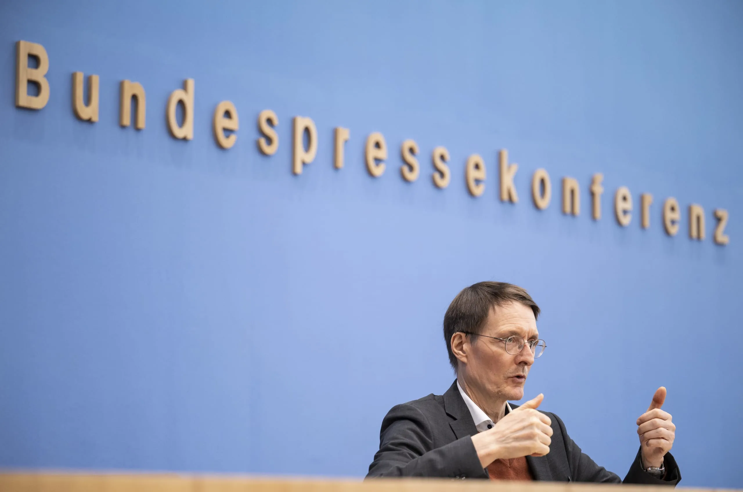 Sozialabgaben steigen: Kabinett verabschiedet Pflegereform