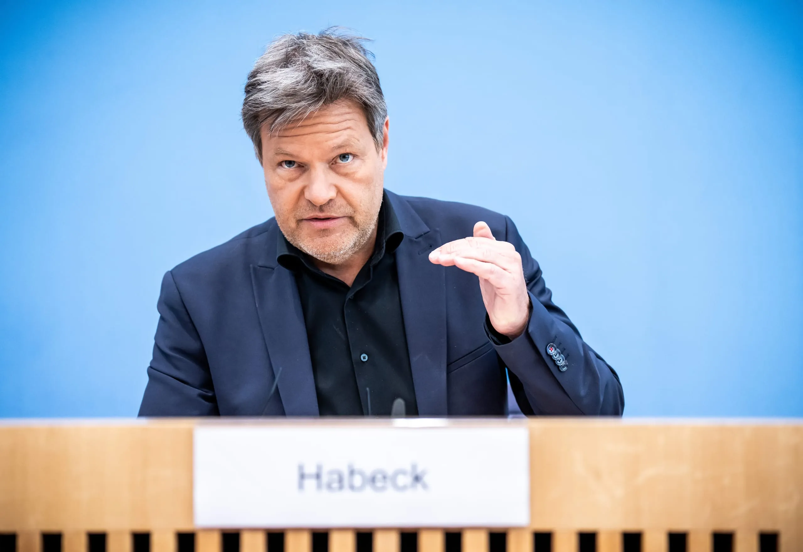 Wirtschaft erholt sich: Habeck korrigiert Konjunkturprognose