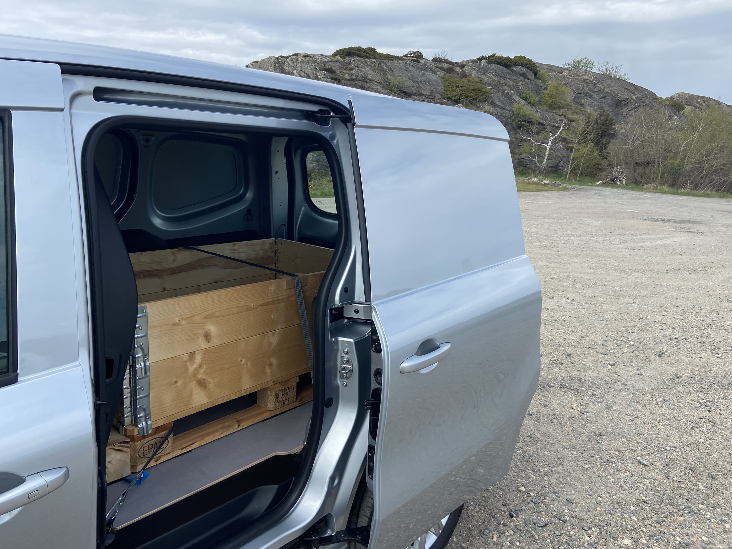 Geöffnete Seitentür des eCtian Kastenwagen