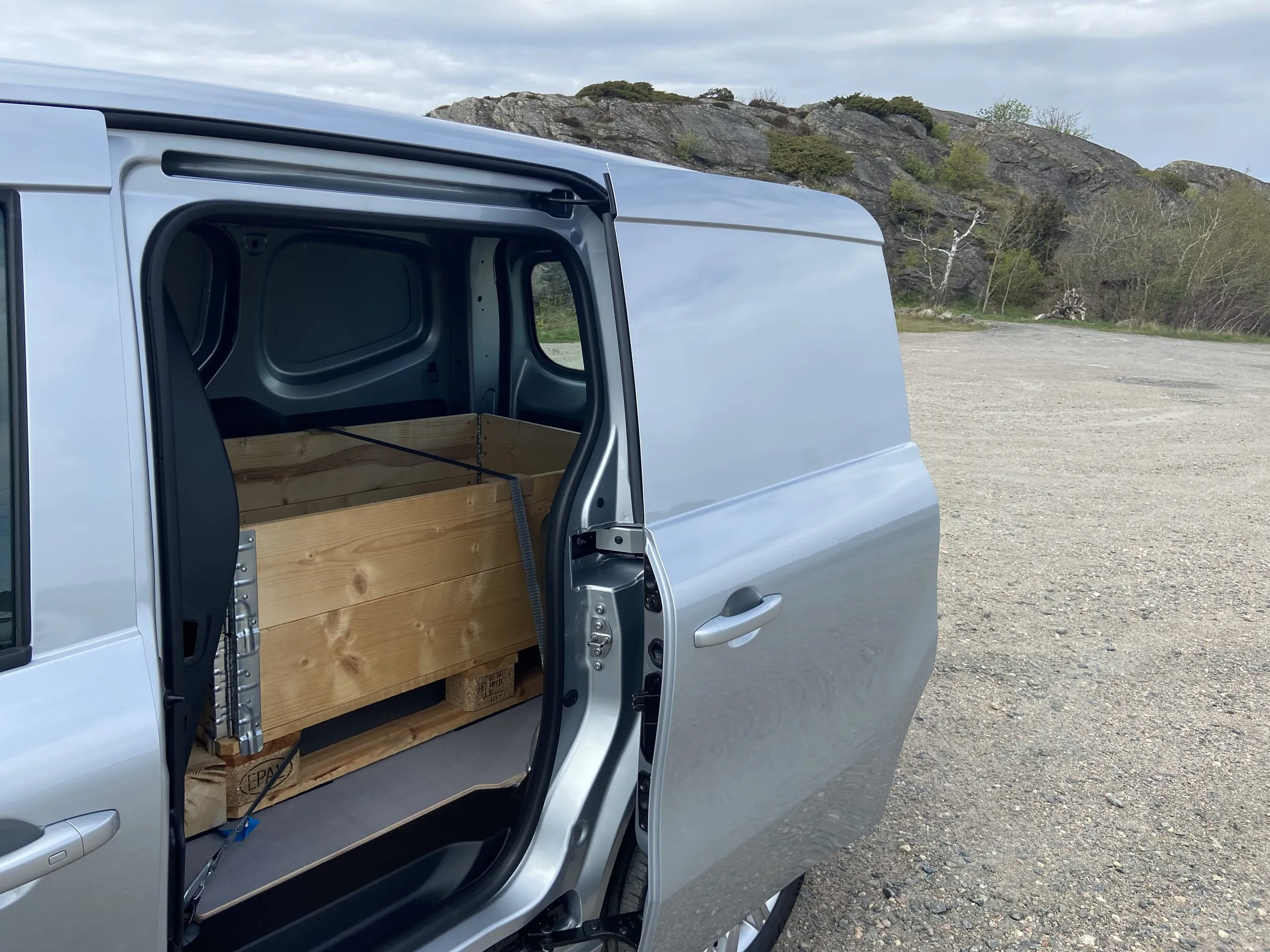 Geöffnete Seitentür des eCtian Kastenwagen