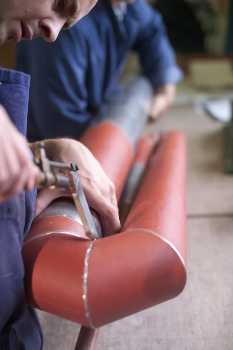 Orgelpfeifen bestehen aus einer Zinn-Blei-Legierung. Hier wird eine Pfeife gelötet.