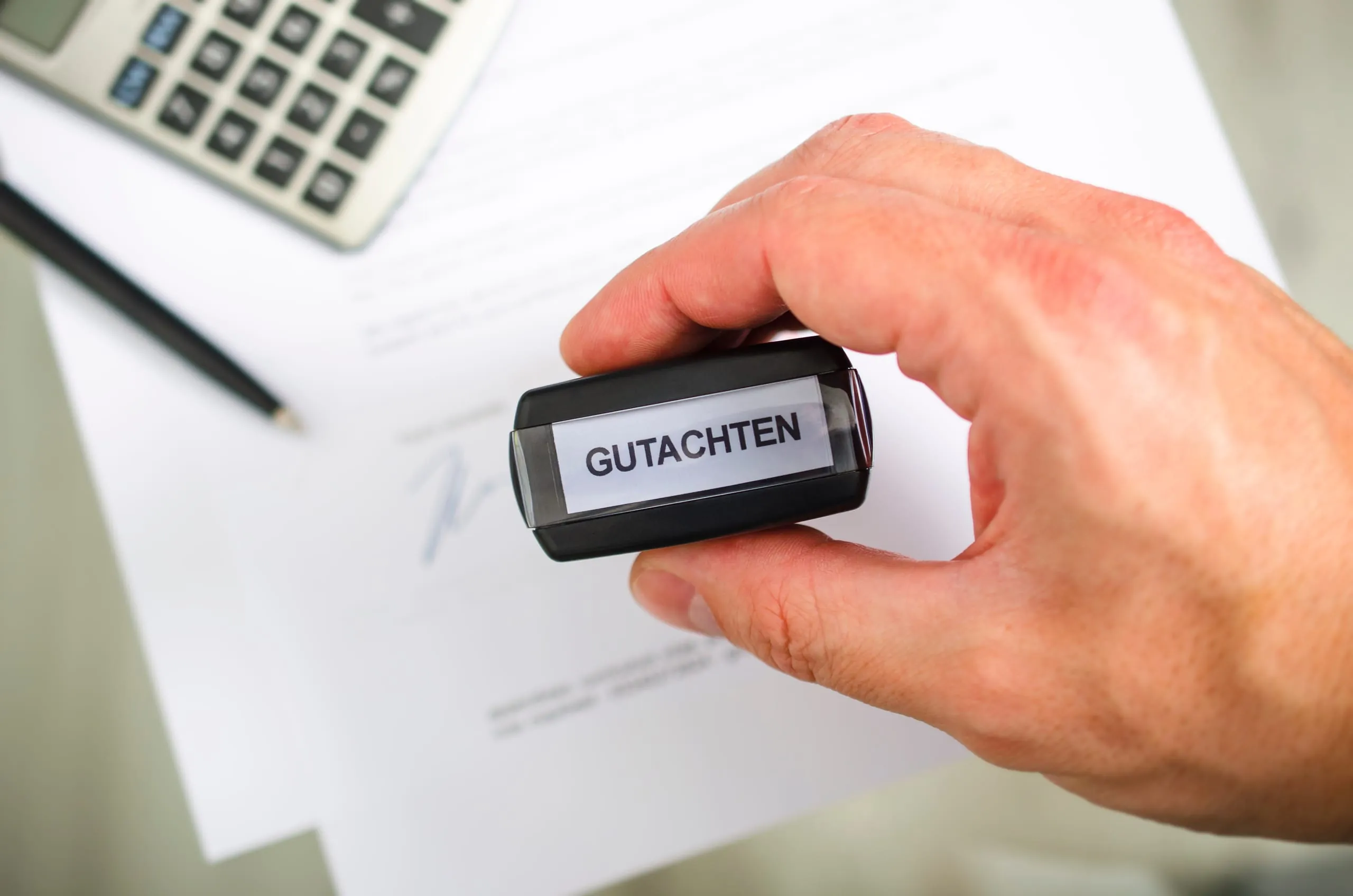 Gutachten: Wie Sachverständige die Gerichte unterstützen