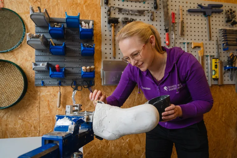 Orthopädietechnikmeisterin Aurelia Schnitzlein-Funk arbeitet an einem Probeschaft für eine Beinprothese
