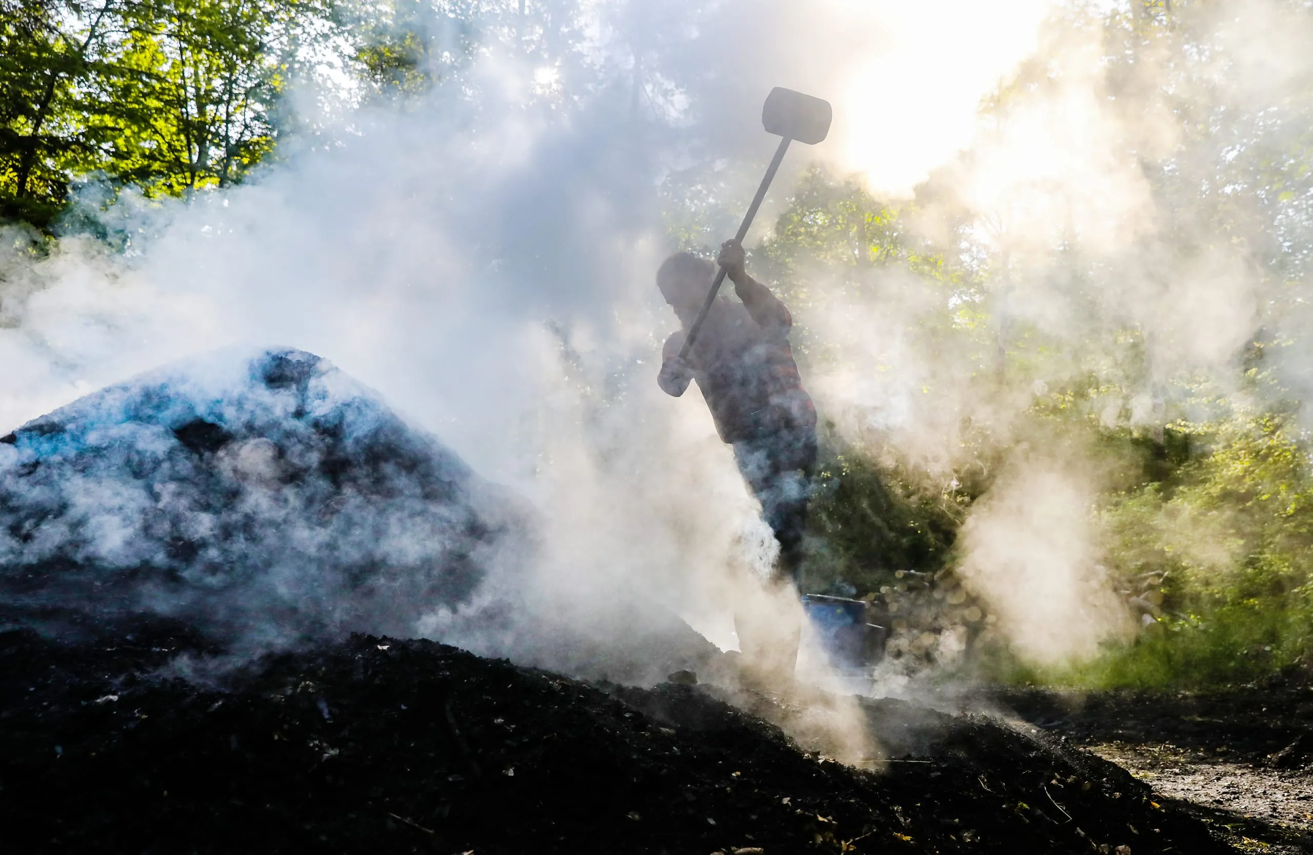 Dieser Zimmermann stellt Grillkohle nach alter Tradition her