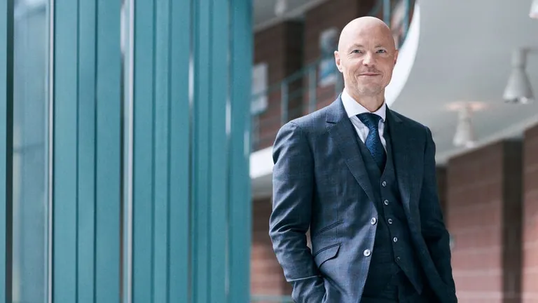 Philipp Nimmermann im Anzug