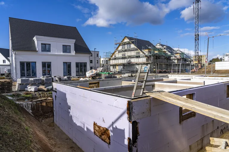 Neubauviertel, rund 140 Einfamilien- und Doppelhäuser entstehen im Süden von Duisburg, unterschiedliche Bauträger, Rohbauten, Bauarbeiten, Kellergeschoss, NRW, Deutschland.