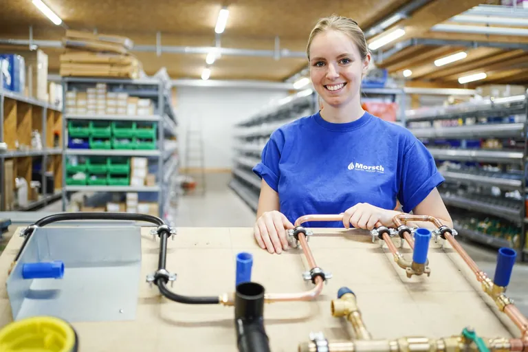 Antonella Menrath, Auszubildende f&uuml;r den Beruf der Anlagenmechanikerin Sanit&auml;r-Heizung-Klima, steht im Betrieb der Friedrich Morsch GmbH & Co KG in der Lagerhalle.