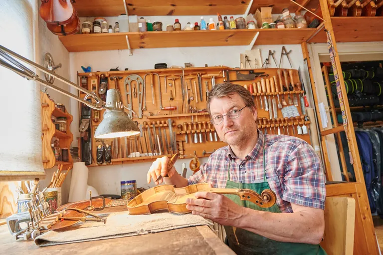 Geigenbaumeister in der Werkstatt