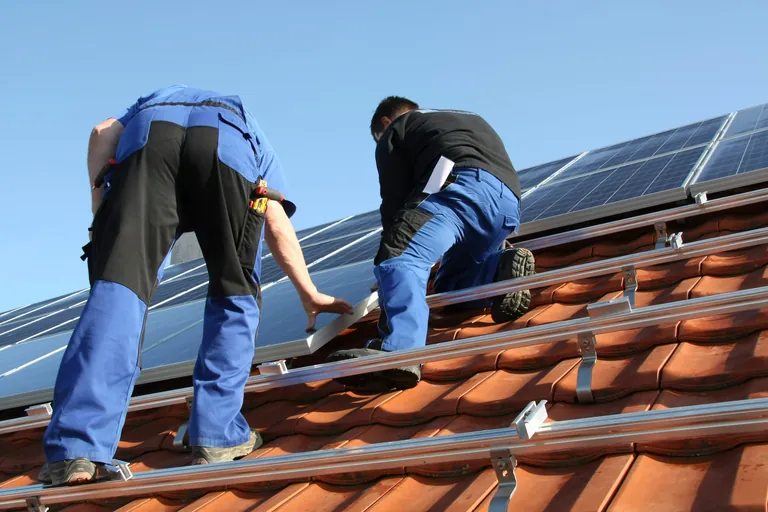 Handwerker installieren Solaranlage.