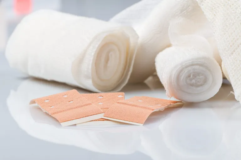 Mullbinden und Pflaster