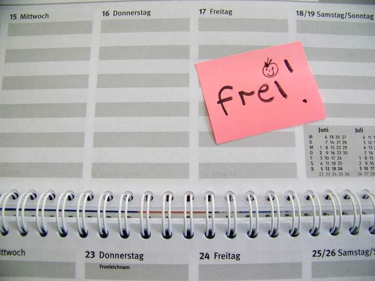 Kalender mit Post-it "Frei"