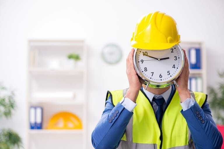 Bauleiter mit Uhr als Kopf