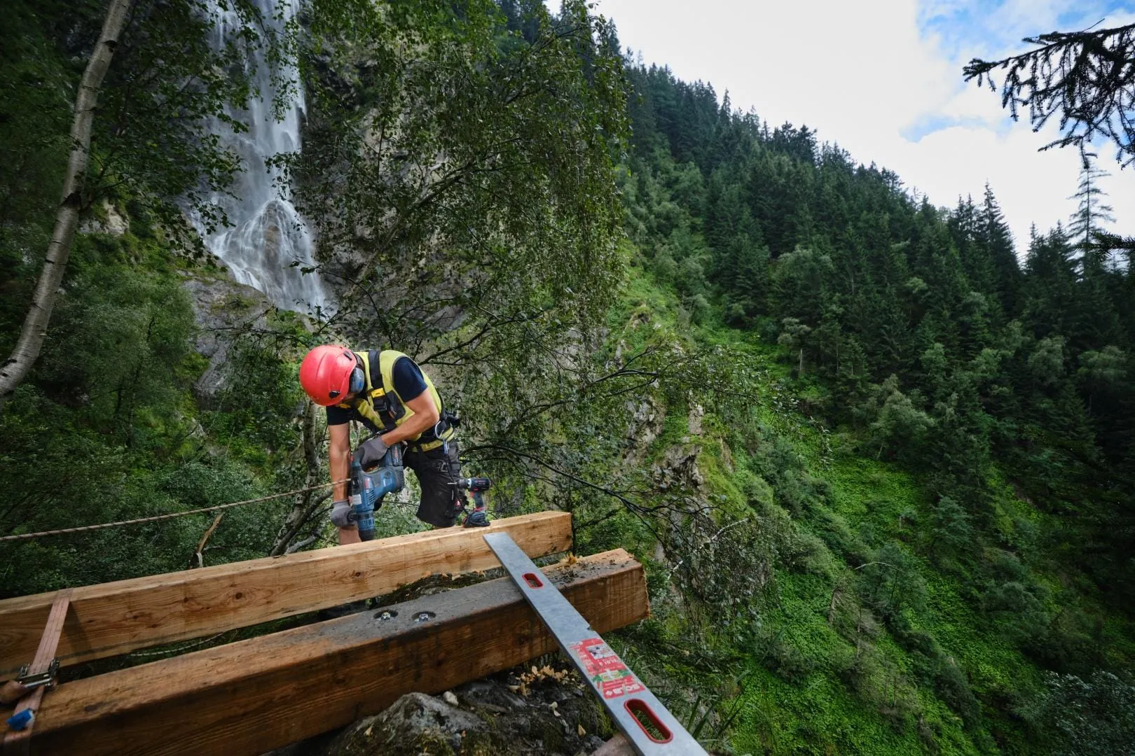 Mit Helikopter, ohne Strom: Arbeit zwischen Fels und Wasserfall