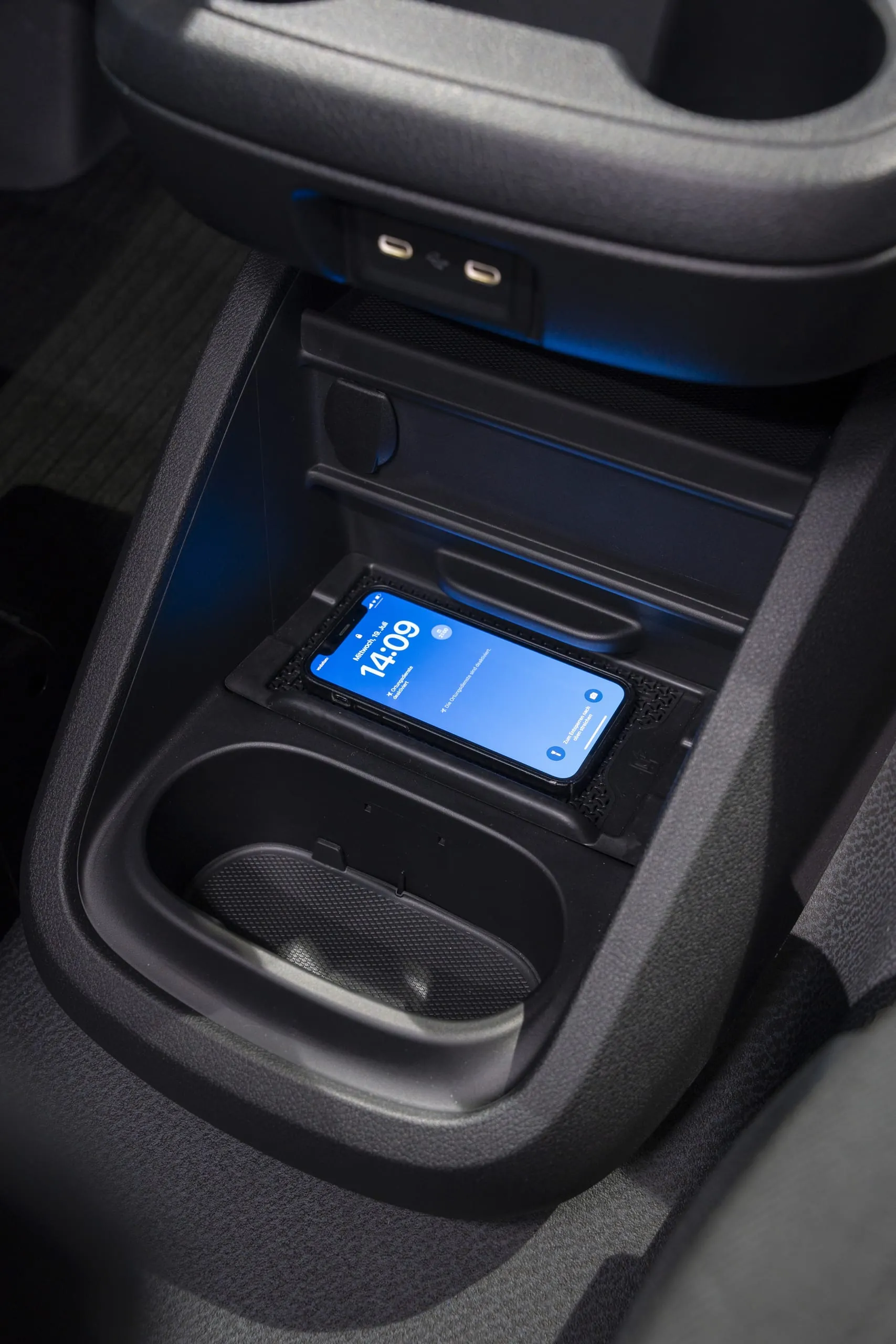 Induktives Laden des Handys im Mercedes-Benz Vito