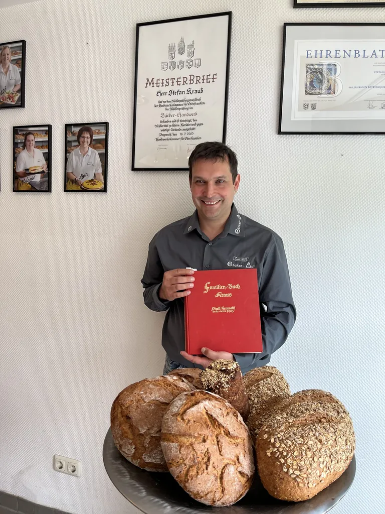 Stefan Krau&szlig; zeigt Familen-Buch