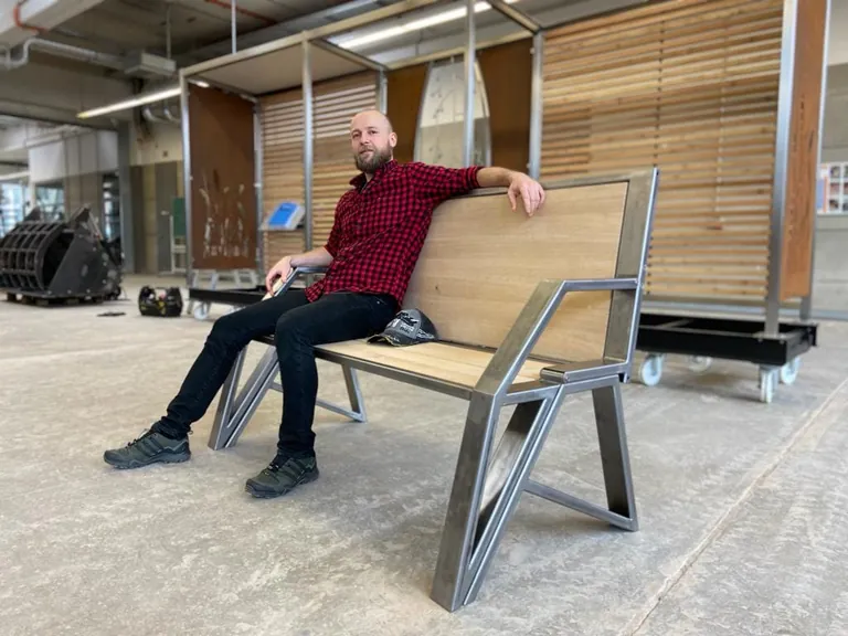 Simon Heumos auf seiner wandelbaren Hausbank. 