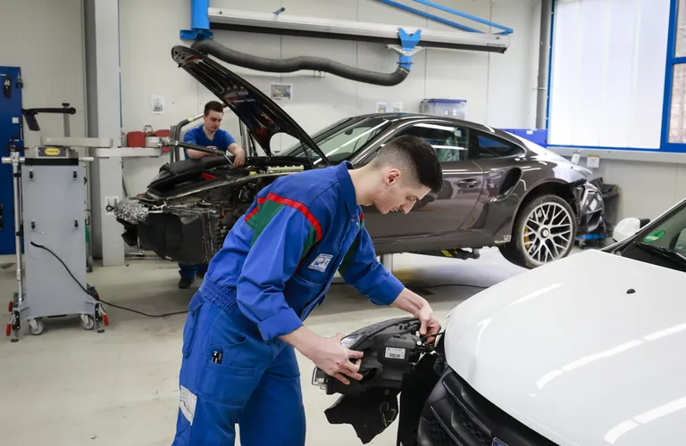 Auszubildender zum Karosserie- und Fahrzeugbaumechaniker, Ennepetal, Nordrhein-Westfalen, Deutschland, Europa