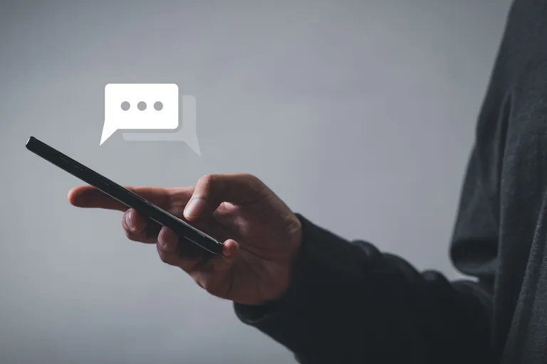 Hand tippt auf Handy.