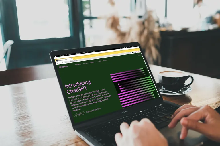 Laptop mit Startseite ChatGPT aufgerufen.