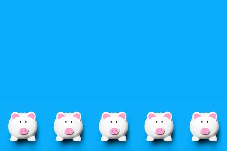 Sparschweine vor blauem Hintergrund.