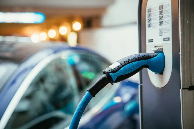 E-Auto beim Laden im Regen