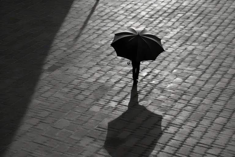 Schwarz-wei&szlig;-Foto im Regen
