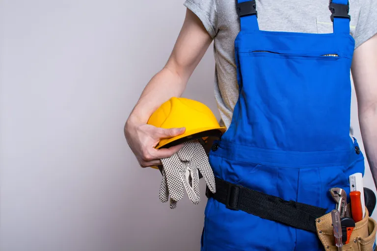 Azubi im BLaumann mit Helm