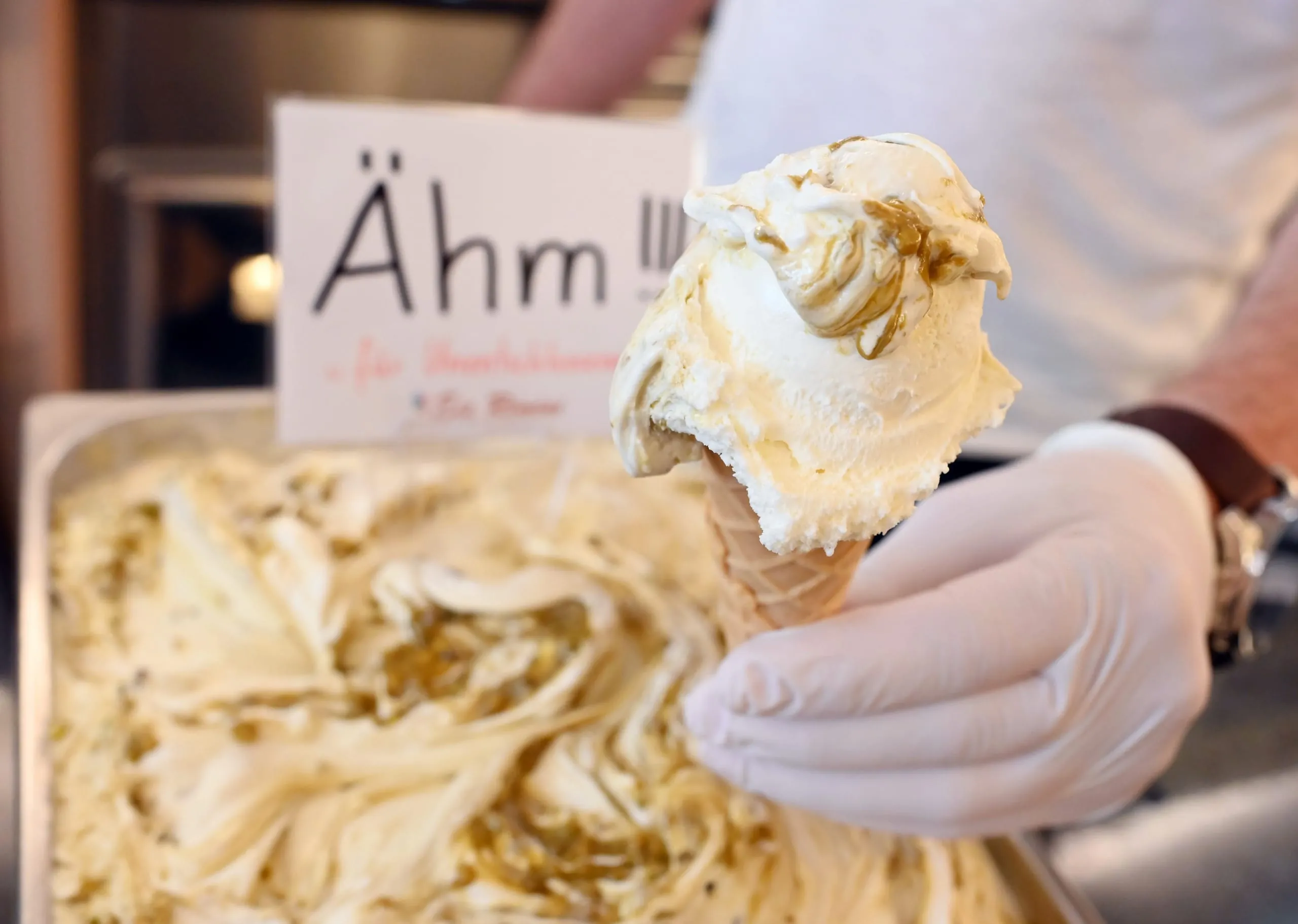 Eine Kugel "Ähm" in der Waffel, bitte