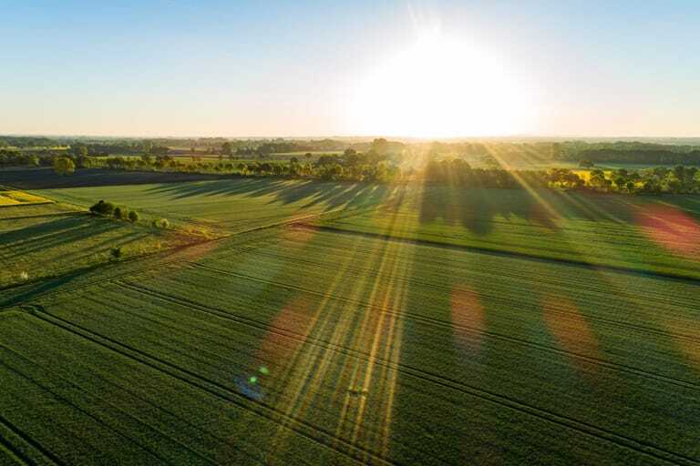 Landschaft mit Feldern in Deutschland aus der Luft.