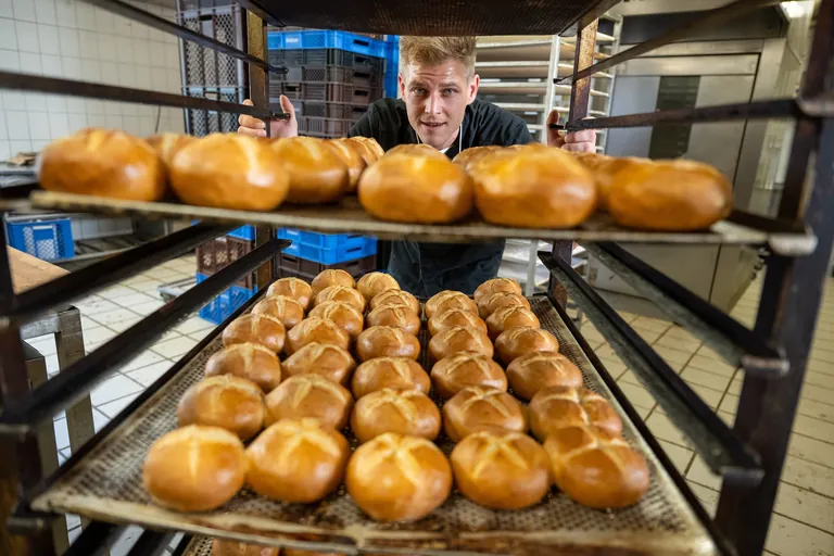 Bäckermeister Sebastian Brücklmaier steht für einen Fototermin in seiner Bäckerei.